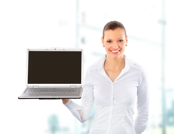 Vacker affärskvinna tittar på laptop — Stockfoto