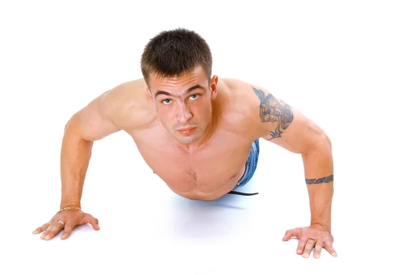 Muskulös man med starka armar och fina magmuskler — Stockfoto