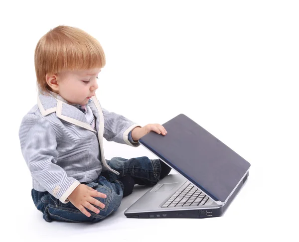 Petit enfant et ordinateur portable isolé sur fond blanc — Photo