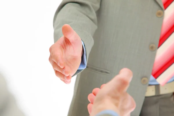 Młody pozdrowienia biznesmen z uściskiem dłoni na białym — Zdjęcie stockowe