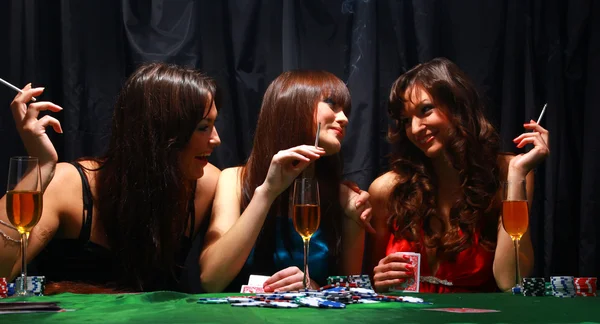 Unga har en bra tid i casino — Stockfoto