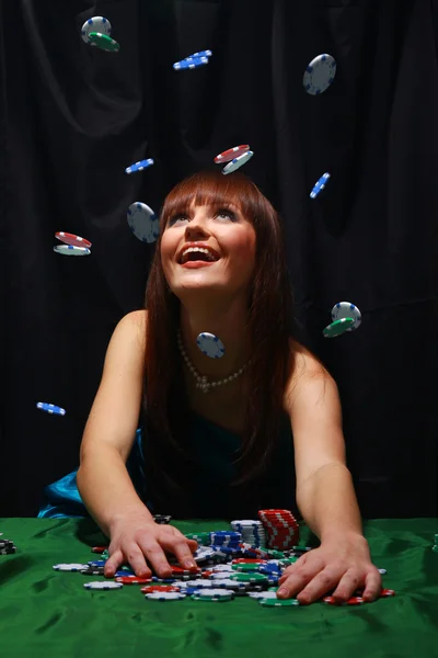 Mladí mají dobrý čas v kasinu — Stock fotografie