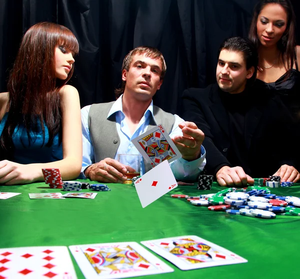 Homme élégant en costume noir plie deux cartes au poker de casino à Las Vegas plus — Photo