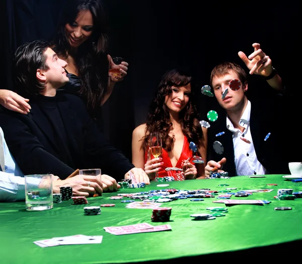 Jovem jogando fichas na mesa enquanto joga cartas — Fotografia de Stock
