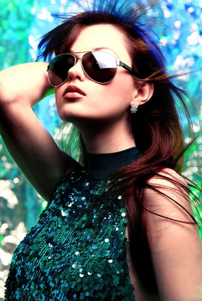 Glamour elegáns gyönyörű nő divat napszemüveg és fekete manikűr — Stock Fotó
