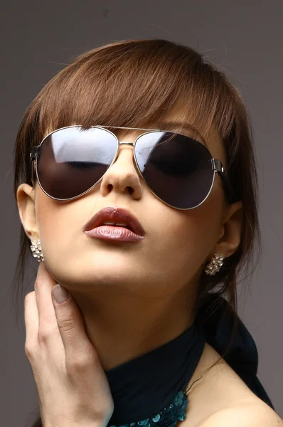 Krásná žena v černém módní sluneční brýle — Stock fotografie