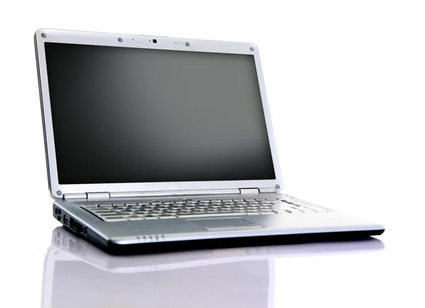 Moderner Laptop isoliert auf weiß mit Reflexionen auf Glastisch. — Stockfoto