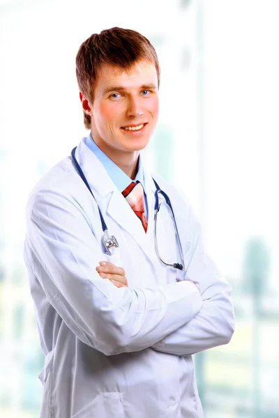 Médico sorridente com estetoscópio. Isolado sobre fundo branco — Fotografia de Stock