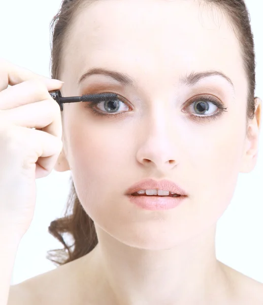 Ritratto di bella giovane donna che applica il mascara usando il pennello per ciglia — Foto Stock