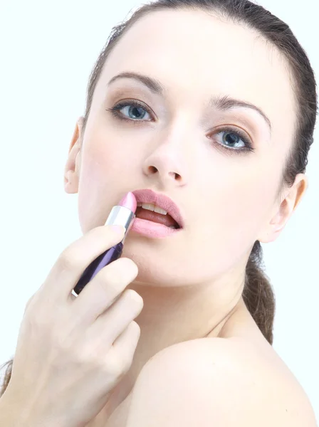 Portret van mooie vrouw lippenstift met behulp van lip concealer borstel toepassen — Stockfoto