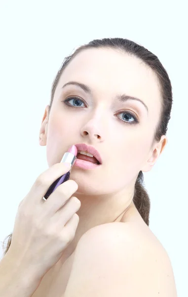 립스틱 립 컨실러 브러쉬를 사용 하 여 적용 하는 아름 다운 여자의 초상화 — 스톡 사진
