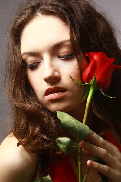 Estudio retrato de sensual hermosa mujer con rosa — Foto de Stock