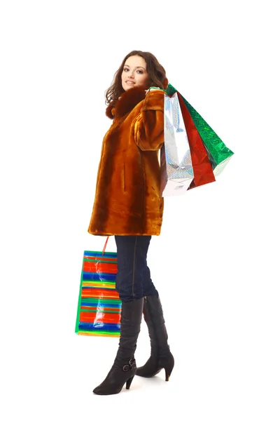 Kış giysileri ile alışveriş torbaları, üzerinde beyaz izole kızı — Stok fotoğraf