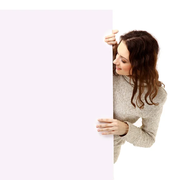 Mujer sobrevaluada sosteniendo el cartel - Retrato de una mujer hermosa sosteniendo un blan —  Fotos de Stock