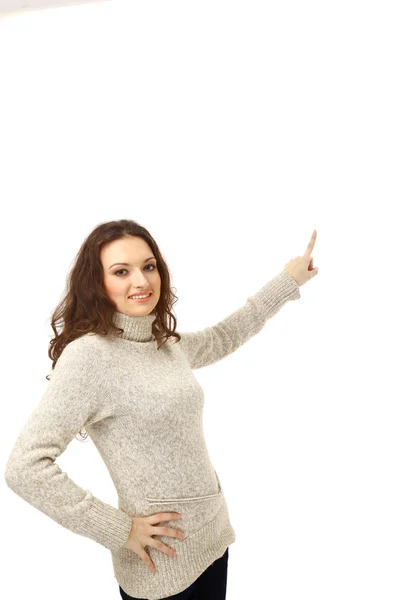 Leende ung kvinna pekar mot öppen plats — Stockfoto