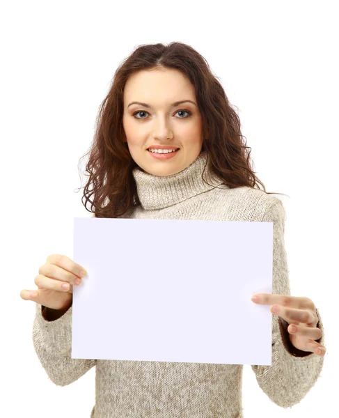 Mujer joven sosteniendo una cartelera vacía sobre fondo blanco —  Fotos de Stock