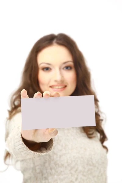 Молода жінка тримає порожній рекламний щит на білому тлі — стокове фото