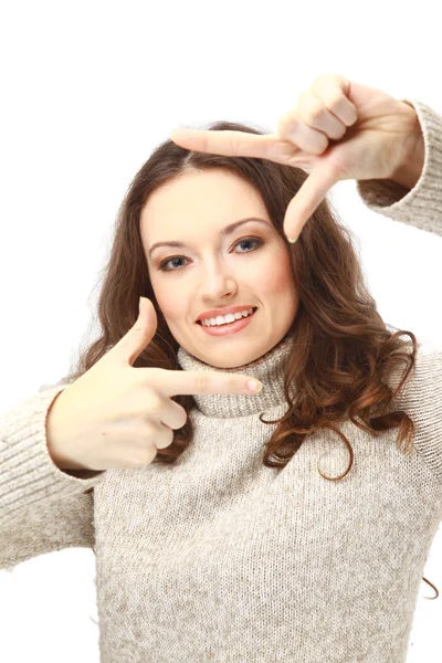 Schöne junge Frau, die mit ihren Fingern einen Rahmen schafft — Stockfoto