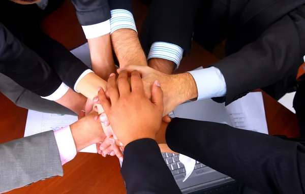 Ομάδα επιχειρήσεων κάνετε έναν σωρό των χεριών σε μια φωτεινή και μοντέρνα δ.ο.υ. — Φωτογραφία Αρχείου