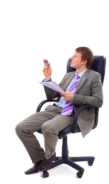Hombre de negocios sonriente sentado en la silla, aislado en blanco . — Foto de Stock