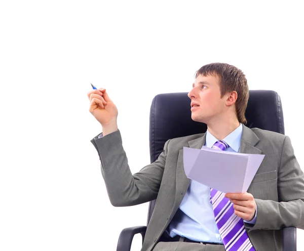Hombre de negocios sonriente sentado en la silla, aislado en blanco . — Foto de Stock