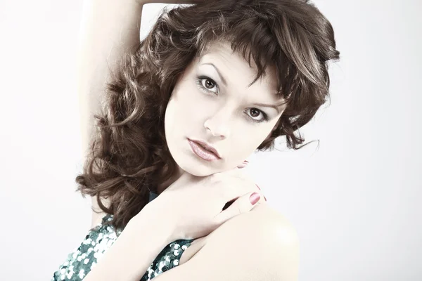 Una bella giovane donna con i capelli che soffiano e sorridono, davanti a una b — Foto Stock