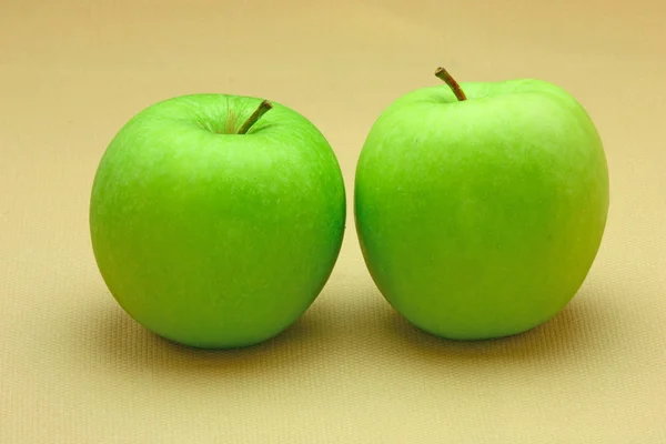 Dua apel hijau segar — Stok Foto