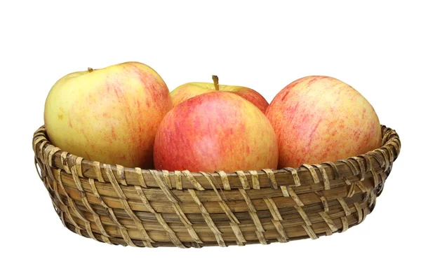 在一个柳条盘子中的苹果 — 图库照片