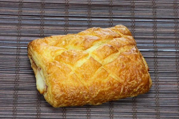 Fırından yeni çıkmış ekmek pa üzerine tarçın rulo — Stok fotoğraf