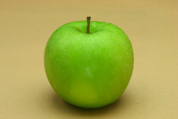 Färska gröna äpplen — Stockfoto