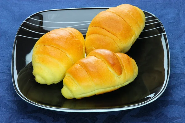 Yakın çekim ekmek ekmek üzerinde siyah bir yığılmış — Stok fotoğraf
