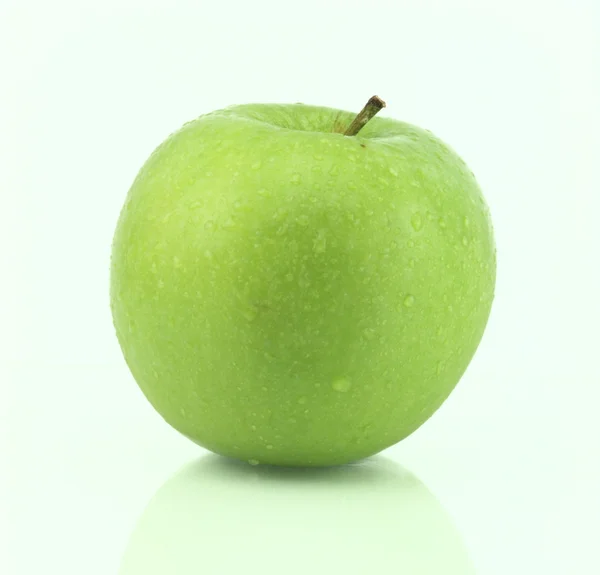Uma maçã verde fresca com gotas de água — Fotografia de Stock
