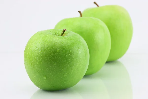 Три яблока изолированы на белом — стоковое фото