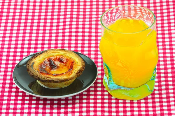Bardak portakal suyu ve kek — Stok fotoğraf