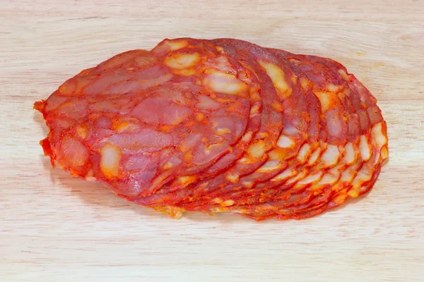 Skiveskåret salami på træplade - Stock-foto