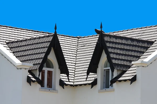 Casa branca no dia ensolarado com céu azul — Fotografia de Stock