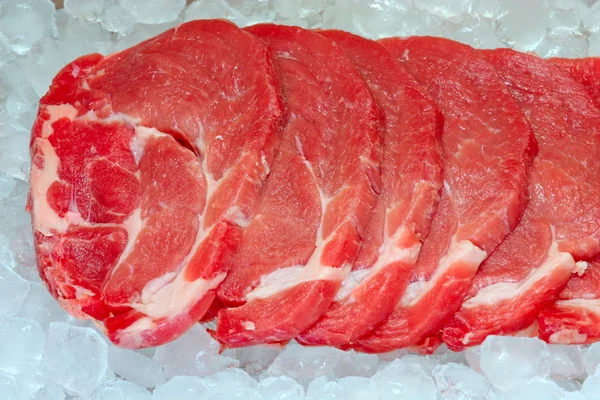 Čerstvé vepřové maso na připravený ke kuchyňské úpravě ledu st — Stock fotografie