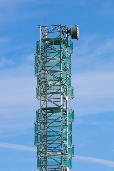 Telecommunicatie mast ingesteld tegen blauw — Stockfoto