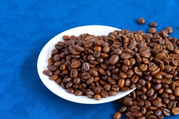 Coffee beans in white plate — Stock Photo, Image