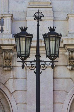 Lizbon tipik metal sokak lambası