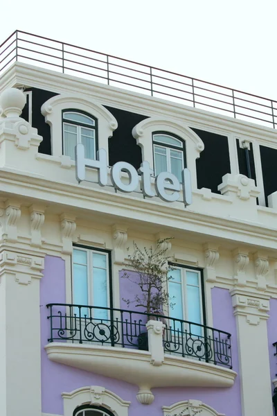 Hotel znak i windows — Zdjęcie stockowe