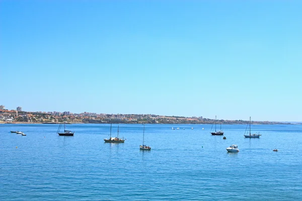 Wharf boten in cascais, portugal — Stockfoto