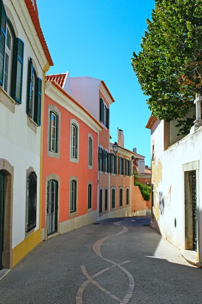 Przy wąskiej uliczce w Lizbonie, Portugalia — Zdjęcie stockowe