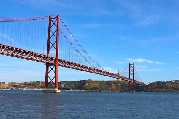 Lizbon nehir üzerinde büyük köprü — Stok fotoğraf