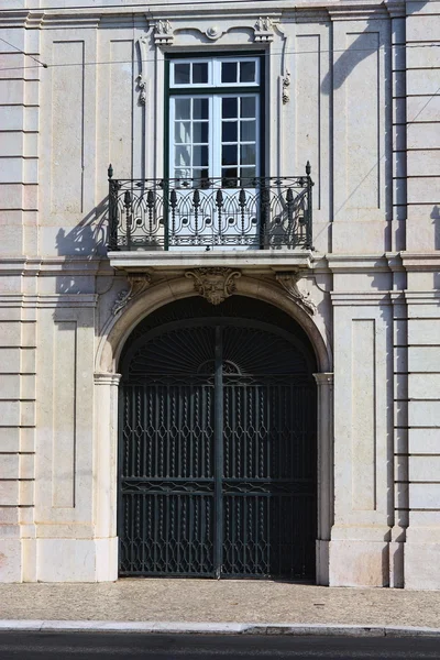 Puerta de un edificio antiguo — Foto de Stock