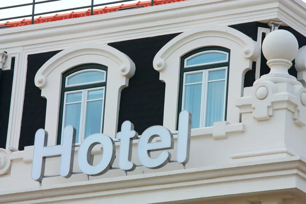 Hotel znak i windows — Zdjęcie stockowe