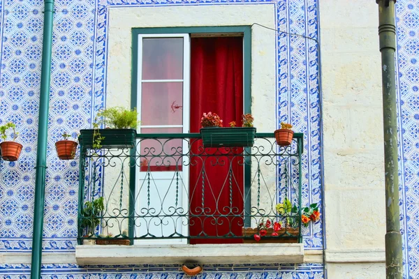 Цветочный балкон — стоковое фото