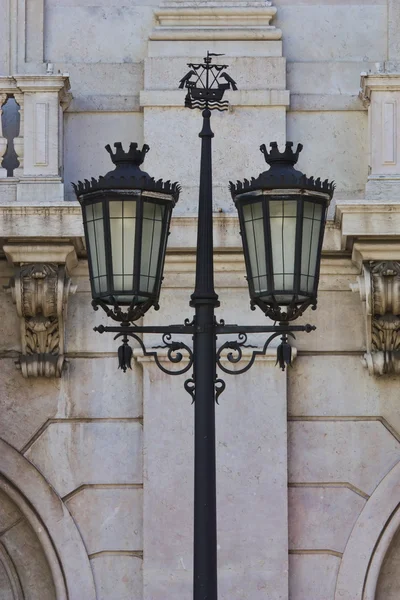 Typické kovové pouliční lampa v Lisabonu — Stock fotografie