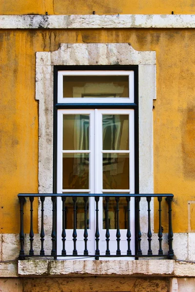 오래 된 노란 벽에 창 — 스톡 사진