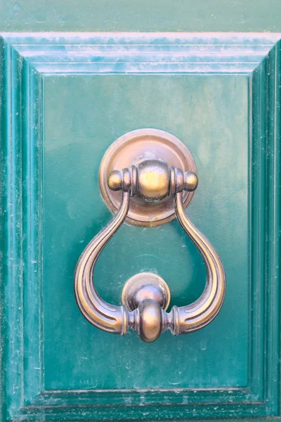 Une vieille poignée de porte en métal frapper — Photo